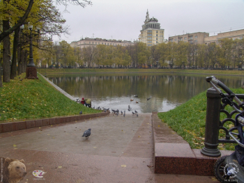 Патриаршие пруды осенью 2003 года. Спуск к пруду. Фото 14.10.2003.