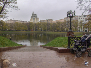Патриаршие пруды осенью 2003 года. Спуск к воде пруда. Фото 14.10.2003.
