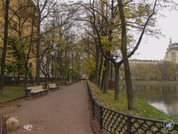 Патриаршие пруды осенью 2003 года. Аллея у пруда. Фото 14.10.2003.