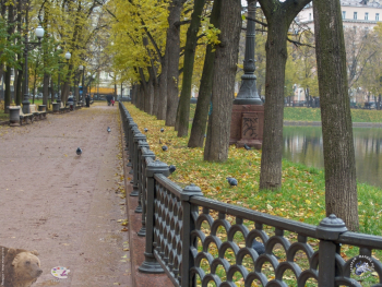 Патриаршие пруды осенью 2003 года. Балюстрада пруда. Фото 14.10.2003.