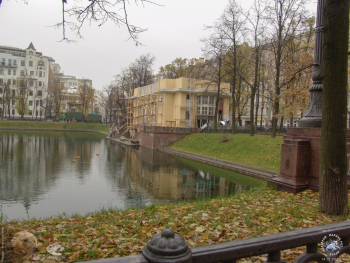 Патриаршие пруды осенью 2003 года. Павильон в строительных лесах. Фото 14.10.2003.