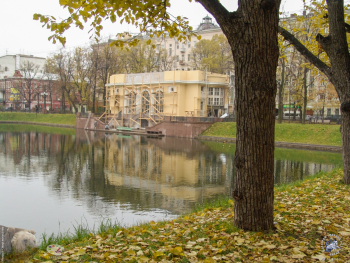 Патриаршие пруды осенью 2003 года. Павильон на Патриарших прудах. Фото 14.10.2003.