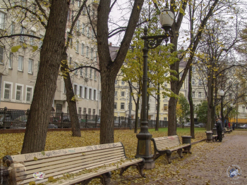 Патриаршие пруды осенью 2003 года. Ряд скамеек. Фото 14.10.2003.