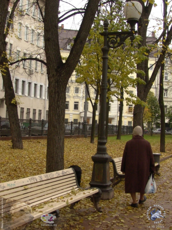 Патриаршие пруды осенью 2003 года. Старушка и осень. Фото 14.10.2003.