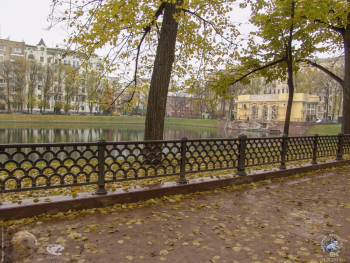 Патриаршие пруды осенью 2003 года. Вид на пруд и павильон. Фото 14.10.2003.
