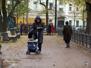 Патриаршие пруды осенью 2003 года. Гуляющие москвичи. Фото 14.10.2003.
