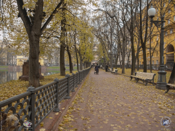 Патриаршие пруды осенью 2003 года. Аллея осенью. Фото 14.10.2003.