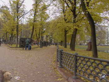 Патриаршие пруды осенью 2003 года. Барельефы крыловских басен. Фото 14.10.2003.