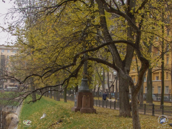 Патриаршие пруды осенью 2003 года. Берег пруда. Фото 14.10.2003.