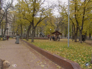Патриаршие пруды осенью 2003 года. Вид на памятник Крылову и скульптурные иллюстрации его басен. Фото 14.10.2003.