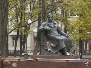 Патриаршие пруды осенью 2003 года. Памятник русскому баснописцу Ивану Андреевичу Крылову. Фото 14.10.2003.
