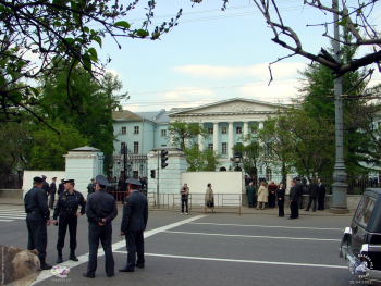 Силовики у Центрального Дома Российской Армии имени М.В.Фрунзе. Фотограф Марина Роз.