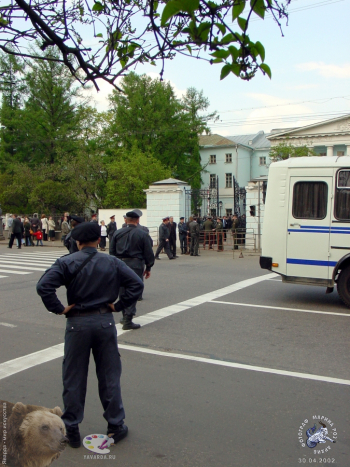 Ждут похоронную процессию после проведения прощания с генералом Лебедем в ЦДРА. Фотограф Марина Роз.