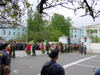 Несущие траурные венки военные. Фотограф Марина Роз.