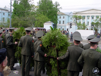 Венки вдоль последнего пути генерала. Фотограф Марина Роз.