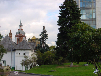 Палаты. Справа гостиница `Россия`. Фотограф Марина Роз.
