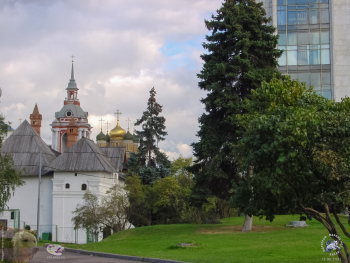 Гостиница `Россия` справа от Старого Английского двора. Фотограф Марина Роз.