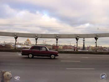 Стремительные `Жигули` мчатся через мост. Фотограф Марина Роз.