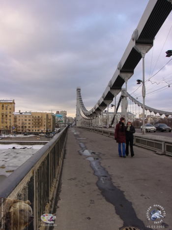 Пешеходная часть (тротуар) Крымского висячего моста. Фотограф Марина Роз.