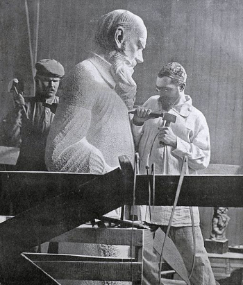 Сергей Меркуров с помощником работает над памятником Льву Толстому. 1913.