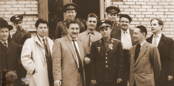 Звёздный городок. Нижний ряд, слева направо: П.Т.Мальцев, М.И.Самсонов, Н.Я.Бут, Г.А.Кучеренко (вверху), Г.Н.Постников, Ю.А.Гагарин (в центре), П.А.Кривоногов (вверху), Н.Н.Жуков, А.А.Горпенко, С.Ф.Лоч. 27 апреля 1961. Неизвестный фотограф.