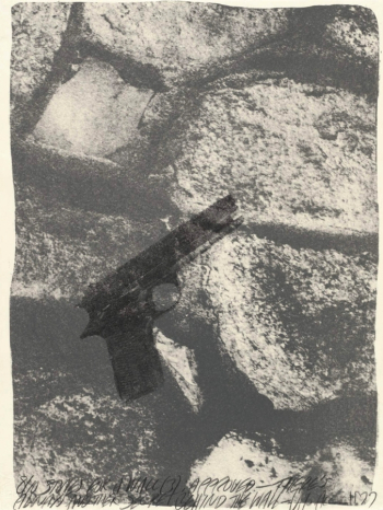 Вито Аккончи. Камни на стене 3. Бумага, литография. 1977.