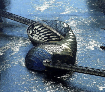 Мостик, созданный по проекту Вито Аккончи. Грац, Австрия. 2003.