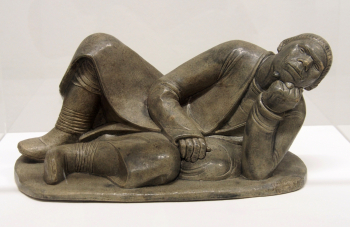 Эрнст Барлах. Лежащий крестьянин. Бронза, литьё. 15,6х34х18,2. 1908. Международный музей керамики (Вайден).