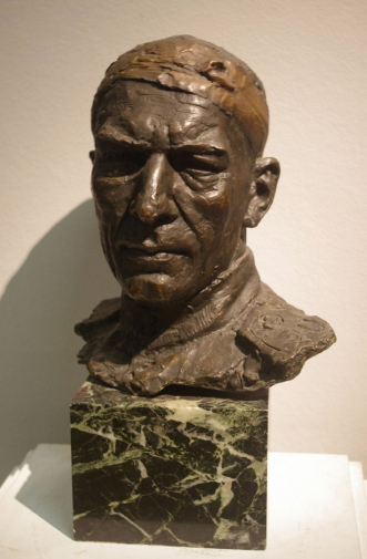 Першудчев Иван Гаврилович. Портрет майора А.В.Соколовского. Бронза. 36х32х26. 1945. Калининградский областной историко-художественный музей.