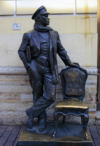 Чаркин Альберт Серафимович. Памятник Остапу Бендеру. Бронза. Высота - 190 см. 2000. Дом Жако, Санкт-Петербург.