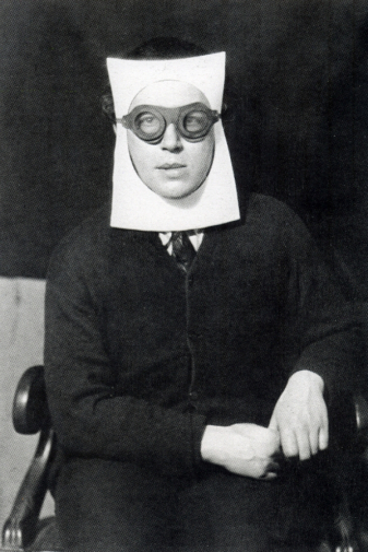 Мэн Рэй - фотограф-сюрреалист и дадаист. Андре Бретон. 1930.