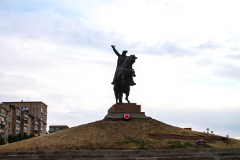 Санджиев Никита Амолданович, Марк Еремеевич Роберман, Лев Еремеевич Роберман. Памятник Оке Городовикову (Ока Городовиков на коне). Бронза, гранит. 1976. Элиста. Фотограф Влад Черненко.