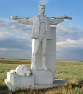 Санджиев Никита Амолданович. Чабан с собакой. На границе между Республикой Калмыкия и Ставропольским краем. 1970. Фотограф Rartat.