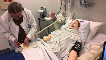 Медик тренируется на манекене. Неизвестный фотограф.