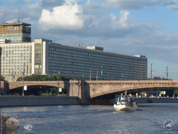 Гостиница `Россия` и Большой Москворецкий мост. Вид с Софийской набережной. Фотограф Марина Роз.