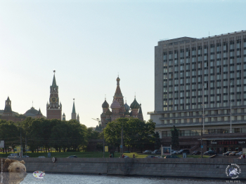 Спасская башня московского кремля, Собор Василия Блаженного и справа угол гостиницы `Россия`. Фотограф Марина Роз.
