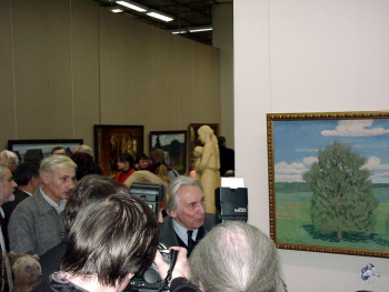 Выставка `Имени Твоему` в ЦДХ. Москва, 2000.. Сидоров Валентин Михайлович даёт интервью у своей картины