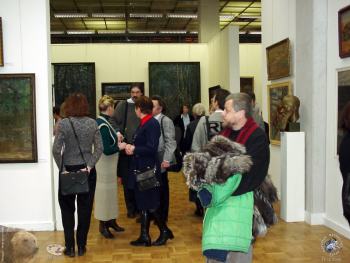 Выставка `Имени Твоему` в ЦДХ. Москва, 2000.. Посетители выставки разлядывают живописные картины