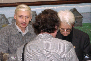 Выставка `Имени Твоему` в ЦДХ. Москва, 2000.. Разговор по делу