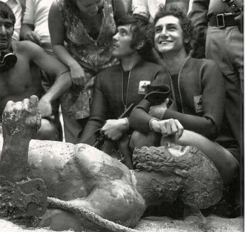 Люди позируют у статуй, поднятых со дна Ионического моря. Неизвестный фотограф.