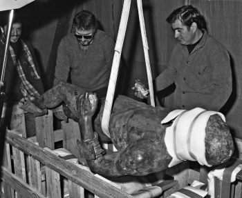 Транспортировка статуи воина из Риаче. Неизвестный фотограф.