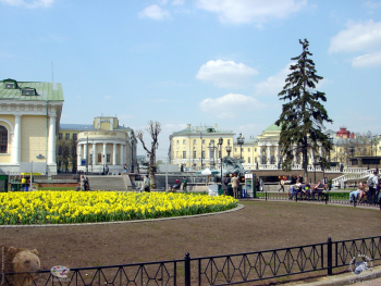 Отдыхающие люди в Александровском саду. Фотограф Марина Роз.