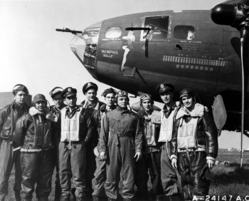 Мемфисская красотка (Memphis Belle). Boeing B-17 Flying Fortress. Экипаж самолёта. 1943 год. Неизвестный фотограф.