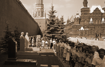 Некрополь у Кремлёвской стены. Очередь в Мавзолей Ленина. 1988 год. Неизвестный фотограф.