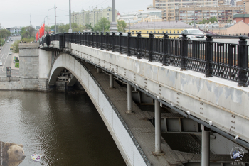 Большой Краснохолмский мост в Москве. Арка моста. Фото 06.05.2018.