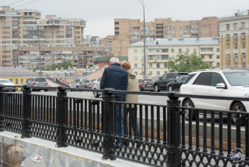 Большой Краснохолмский мост в Москве. Люди на мосту. Фото 06.05.2018.