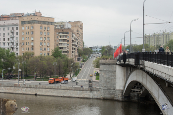 Большой Краснохолмский мост в Москве. Самосвалы перезагородили дорогу у моста из-за репетиции парада. Фото 06.05.2018.