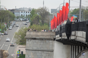 Большой Краснохолмский мост в Москве. Люди ждут репетиции воздушного парада, которой в этот день так и не было. Фото 06.05.2018.