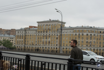 Большой Краснохолмский мост в Москве. Здание у моста. Фото 06.05.2018.