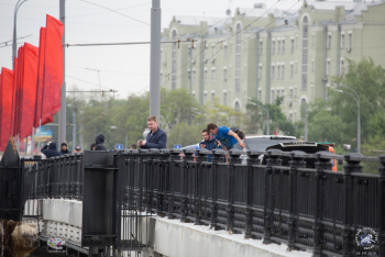 Большой Краснохолмский мост в Москве. Народ на мосту. Фото 06.05.2018.